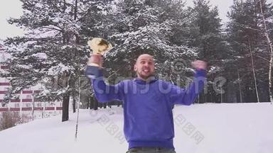 快乐的人手里拿着奖品，在冬天的森林里跳跃和欢乐。 体育比赛的胜利..